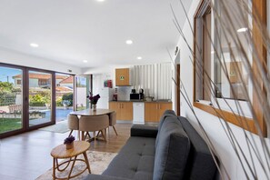 テレビ、卓球台