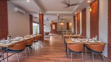 Se ofrece un desayuno bufé (500 INR por persona)