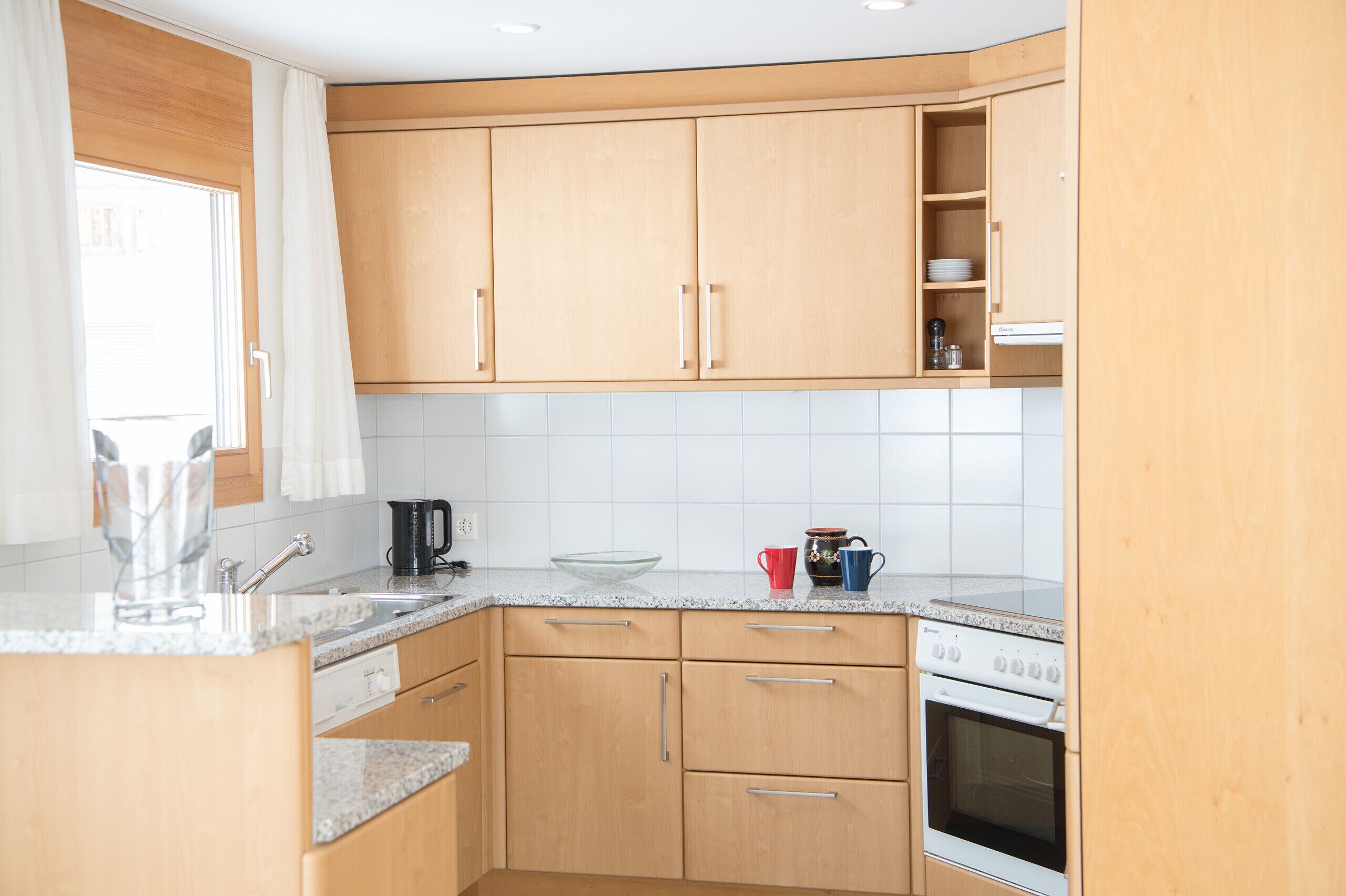 Kühlschrank, Ofen, Geschirrspüler, Wasserkocher mit Kaffee-/Teezubehör