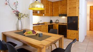 Geladeira, lava-louças, cafeteira/chaleira, chaleira elétrica