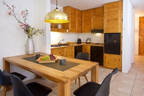 Refrigerador, lavavajillas, cafetera/tetera, tetera/pava eléctrica