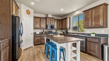 Geladeira, micro-ondas, fogão, cooktop