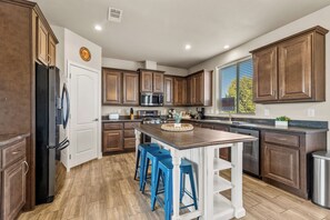 Fridge, microwave, oven, stovetop - Charming Cabin Close to Grand Canyon South Rim, Family Friendly, Telescope, Fun! (Williams)