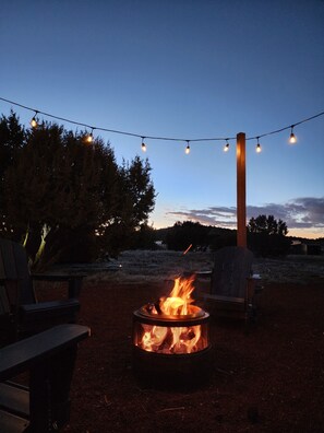 Property grounds - Charming Cabin Close to Grand Canyon South Rim, Family Friendly, Telescope, Fun! (Williams)