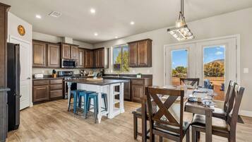 Geladeira, micro-ondas, fogão, cooktop