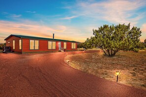 Exterior - Charming Cabin Close to Grand Canyon South Rim, Family Friendly, Telescope, Fun! (Williams)