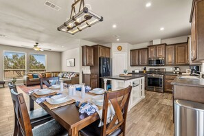Fridge, microwave, oven, stovetop - Charming Cabin Close to Grand Canyon South Rim, Family Friendly, Telescope, Fun! (Williams)