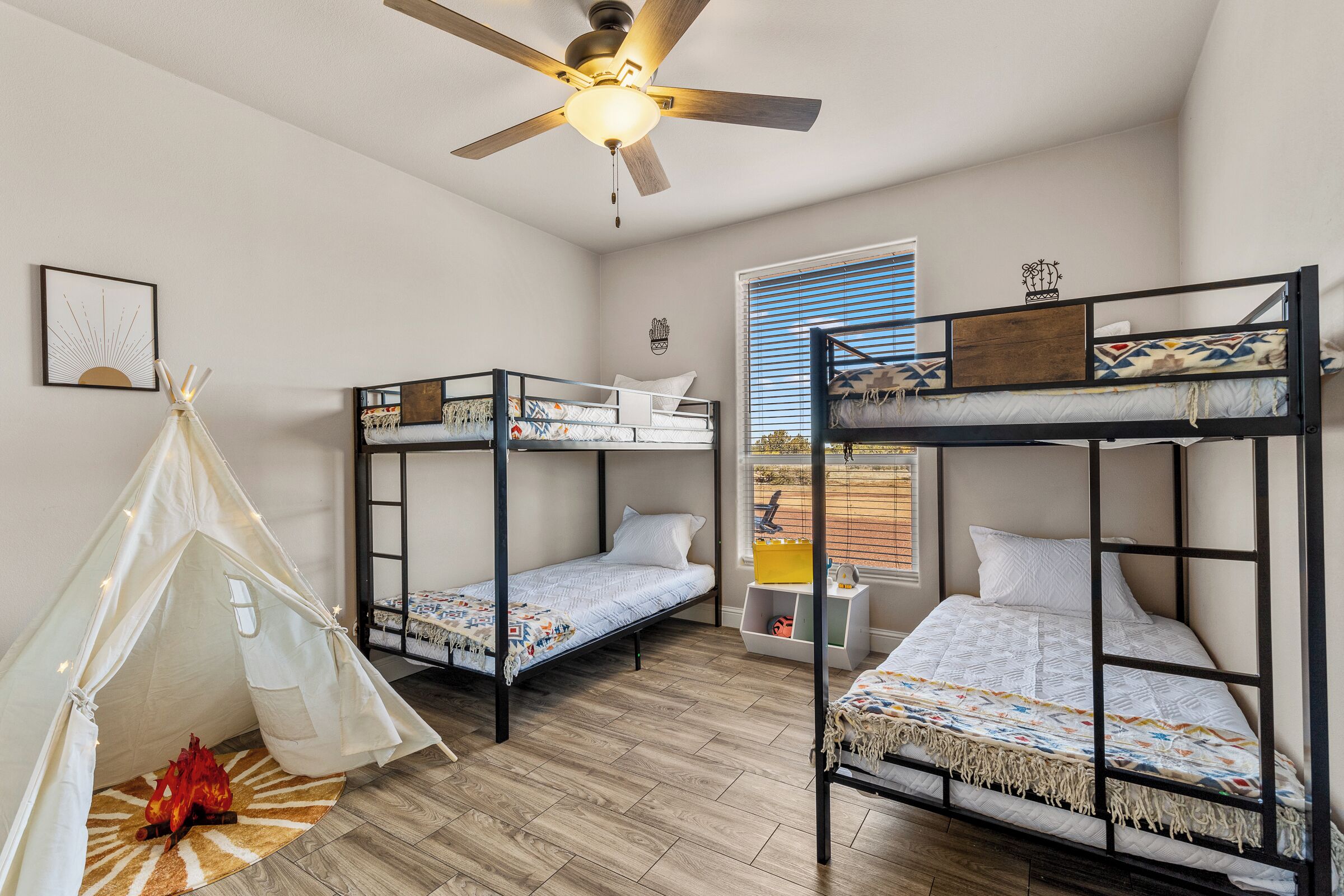 4 quartos, ferros/tábuas de passar roupa, berço de viagem