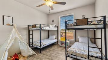 4 quartos, ferros/tábuas de passar roupa, berço de viagem