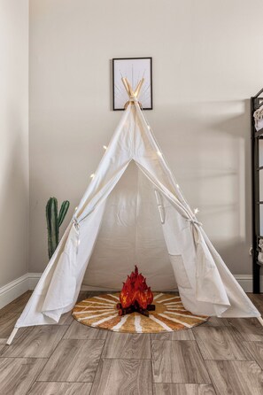 Interior - Charming Cabin Close to Grand Canyon South Rim, Family Friendly, Telescope, Fun! (Williams)