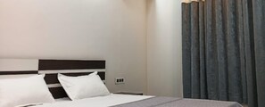 Soundproofing, free WiFi, bed sheets