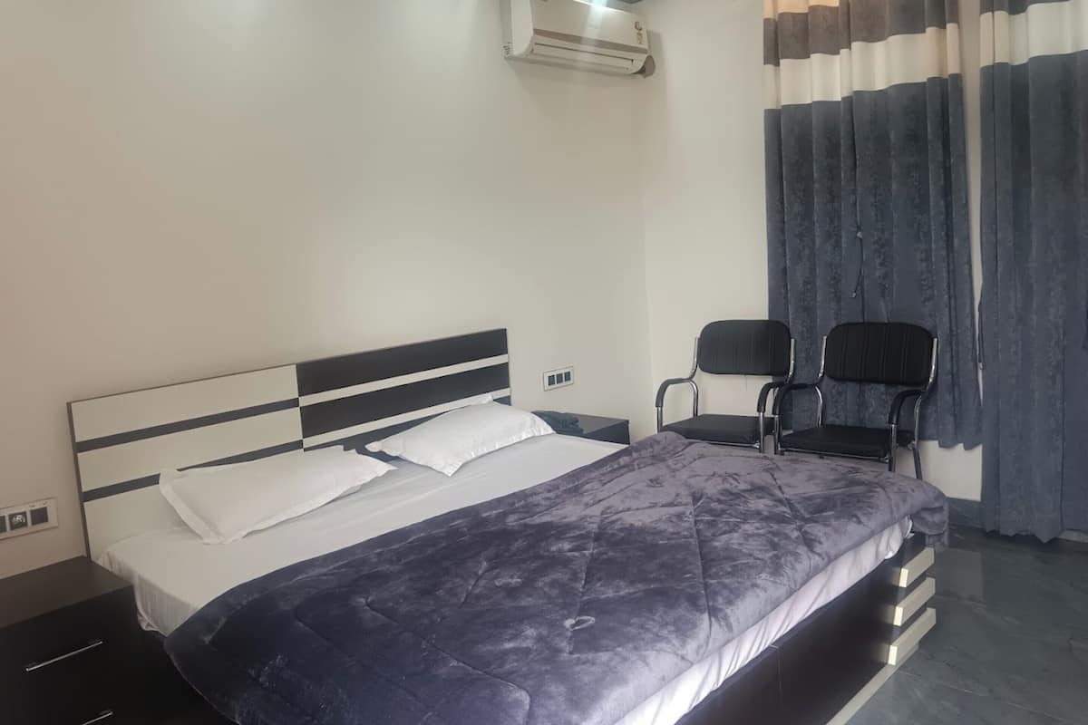 Deluxe Double Room | Soundproofing, free WiFi, bed sheets