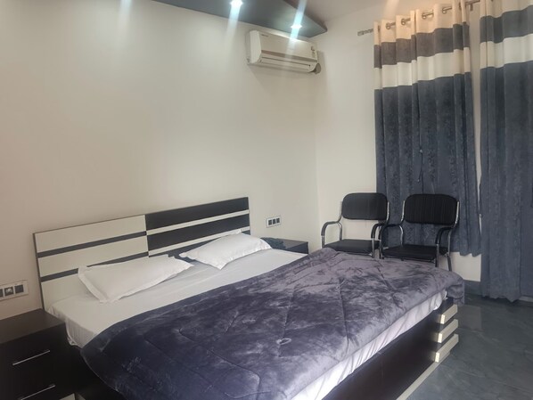 Deluxe Double Room | Soundproofing, free WiFi, bed sheets - The Royal Scout HomeStay Barsar (Barsar)
