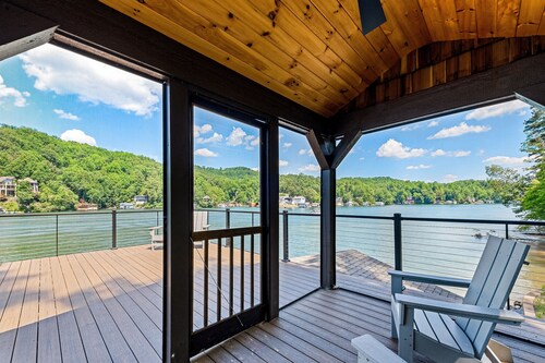 Lakefront retreat with private beach, games, dock & kayaks