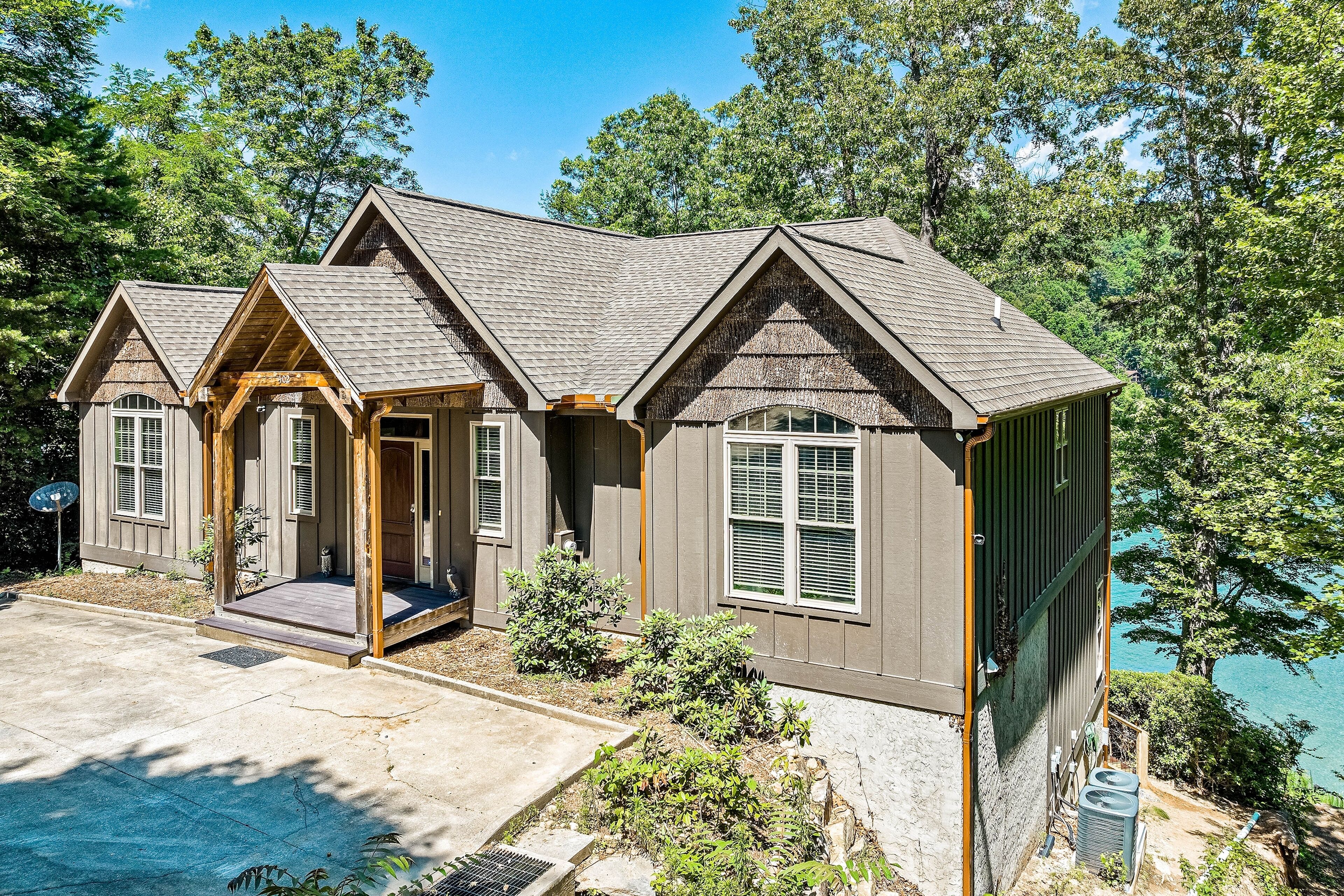 Lakefront retreat with private beach, games, dock & kayaks