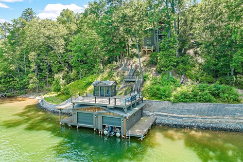 Lakefront retreat with private beach, games, dock & kayaks