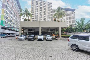 Free self-parking - Capital O 93931 Elzio Property (Depok)