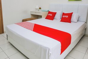 Deluxe Double Room | Free WiFi, bed sheets - Capital O 93931 Elzio Property (Depok)