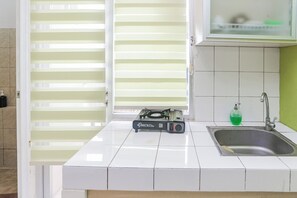 Private kitchenette - Capital O 93931 Elzio Property (Depok)