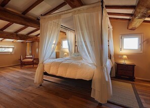 4 bedrooms, desk, iron/ironing board, free WiFi - Villa Flores: An elegant and welcoming two-story villa located on top of a small hill, with Free WI-FI. (Grosseto)