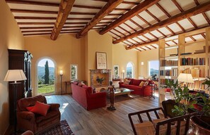 Interior - Villa Flores: An elegant and welcoming two-story villa located on top of a small hill, with Free WI-FI. (Grosseto)