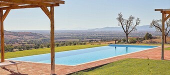 Villa Flores: An elegant and welcoming two-story villa located on top of a small hill, with Free WI-FI.
