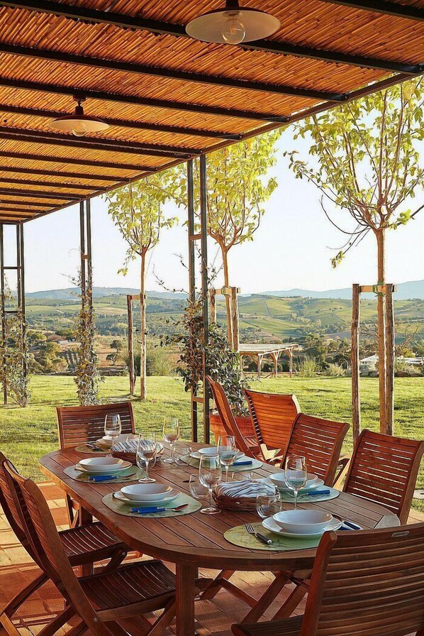 Outdoor dining - Villa Flores: An elegant and welcoming two-story villa located on top of a small hill, with Free WI-FI. (Grosseto)