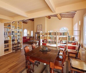 Interior - Villa Flores: An elegant and welcoming two-story villa located on top of a small hill, with Free WI-FI. (Grosseto)