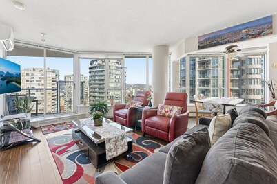 Luxury Downtown Ocean+Mountain views A/C Comfort 
Pool / hot tub/ sauna/ gym