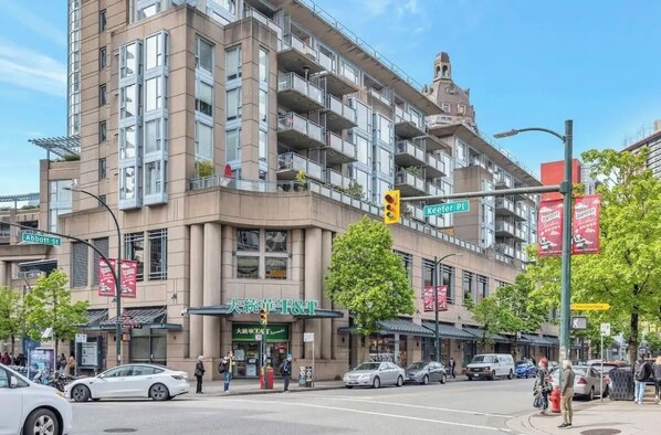 Exterior - Luxury Downtown Ocean+Mountain views A/C Comfort
Pool / hot tub/ sauna/ gym (Vancouver)