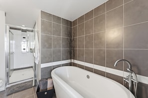 Shower, jetted bath, hair dryer, towels - Luxury Downtown Ocean+Mountain views A/C Comfort
Pool / hot tub/ sauna/ gym (Vancouver)