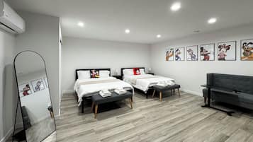 1 habitación, escritorio, tabla de planchar con plancha y cuna de viaje