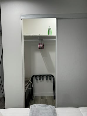 1 habitación, escritorio, tabla de planchar con plancha y cuna de viaje