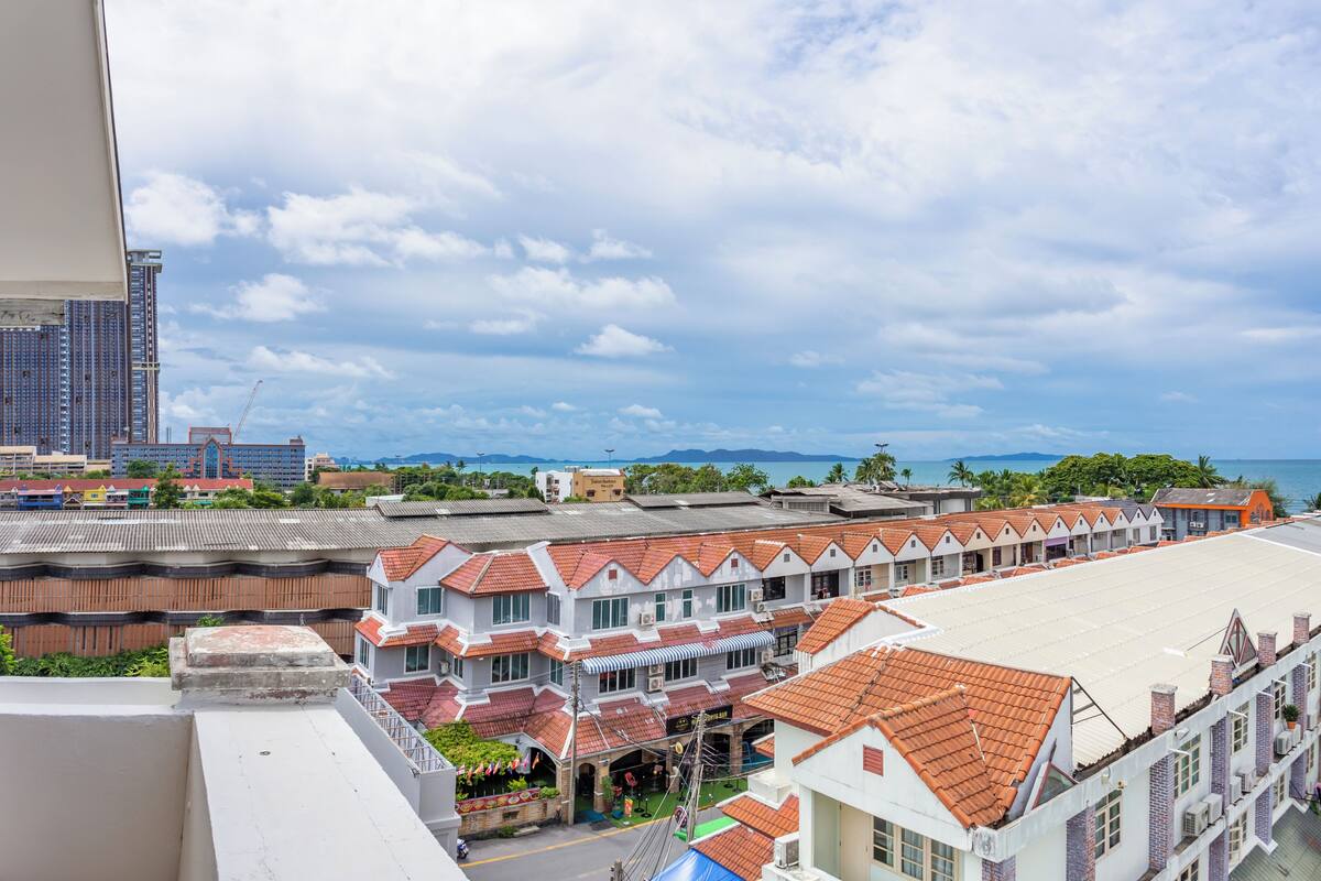Une ville côtière dotée d’une architecture traditionnelle, d’une vaste place publique et offrant une vue sur la mer.