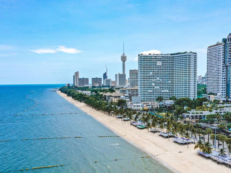 Plage, chaises longues, serviettes de plage, massages sur la plage