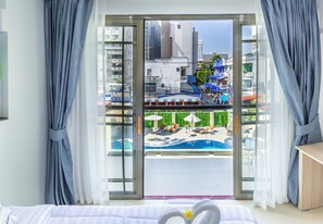 Quarto casal ou duplo superior, vista para a piscina | Cofres nos quartos, escrivaninha, espaço de trabalho para notebook