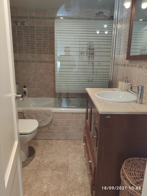 Haartrockner, Bidet, Handtücher, Seife