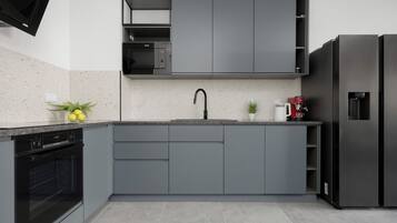 Apartemen, 1 kamar tidur, teras | Dapur pribadi | Microwave, oven, mesin pembuat kopi/teh, dan ketel listrik