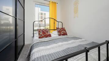 Apartemen, 1 kamar tidur, teras | 1 kamar tidur, ruang kerja ramah laptop, dan seprai linen