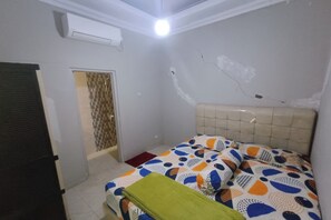 Deluxe Double Room | Free WiFi, bed sheets - OYO 93932 Paviliun Dr Edison Syariah (Bogor)