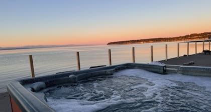 Walkout oceanfront 1 BD duplex cabin w hot tub