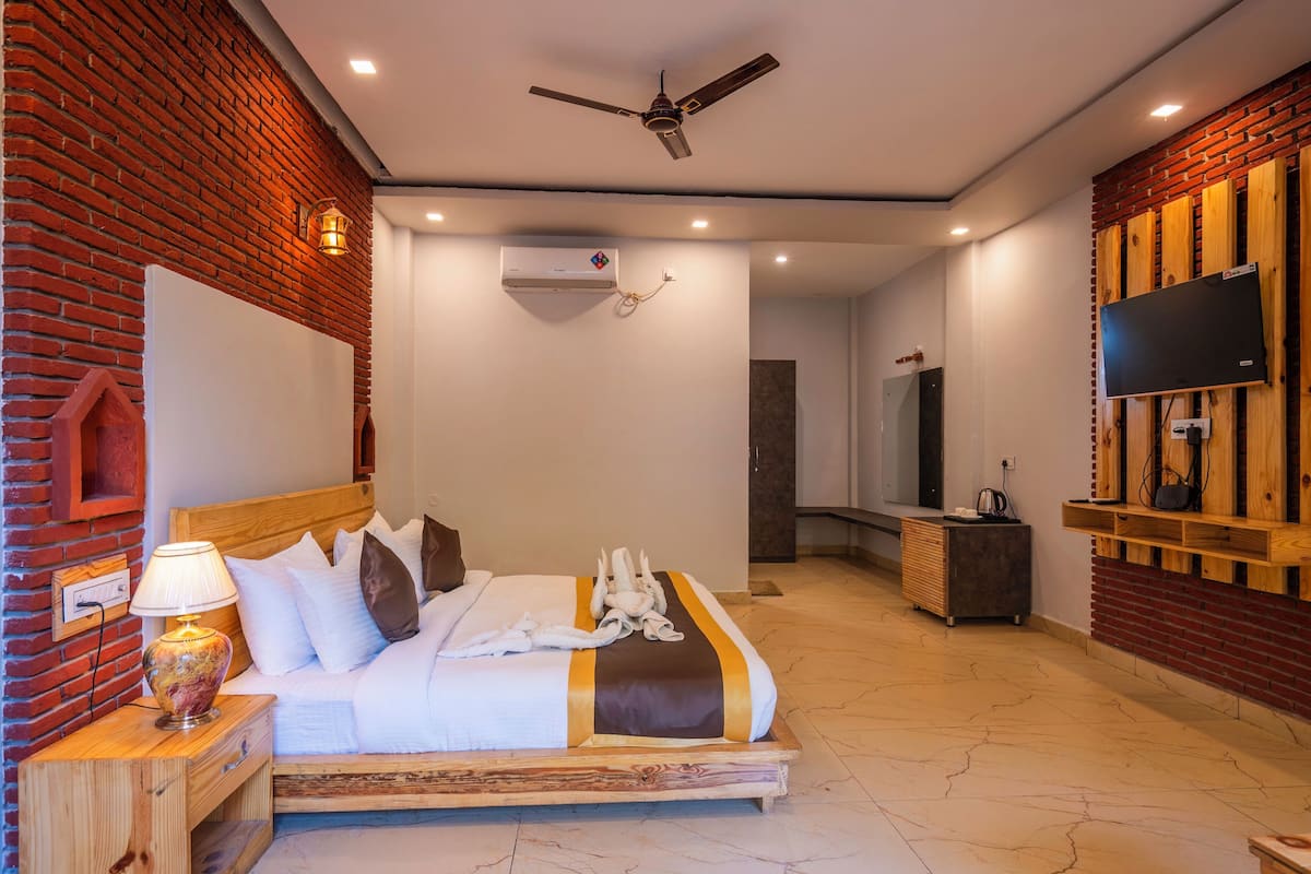 Habitación de lujo, vista a la alberca | Escritorio, tabla de planchar con plancha, wifi gratis y ropa de cama