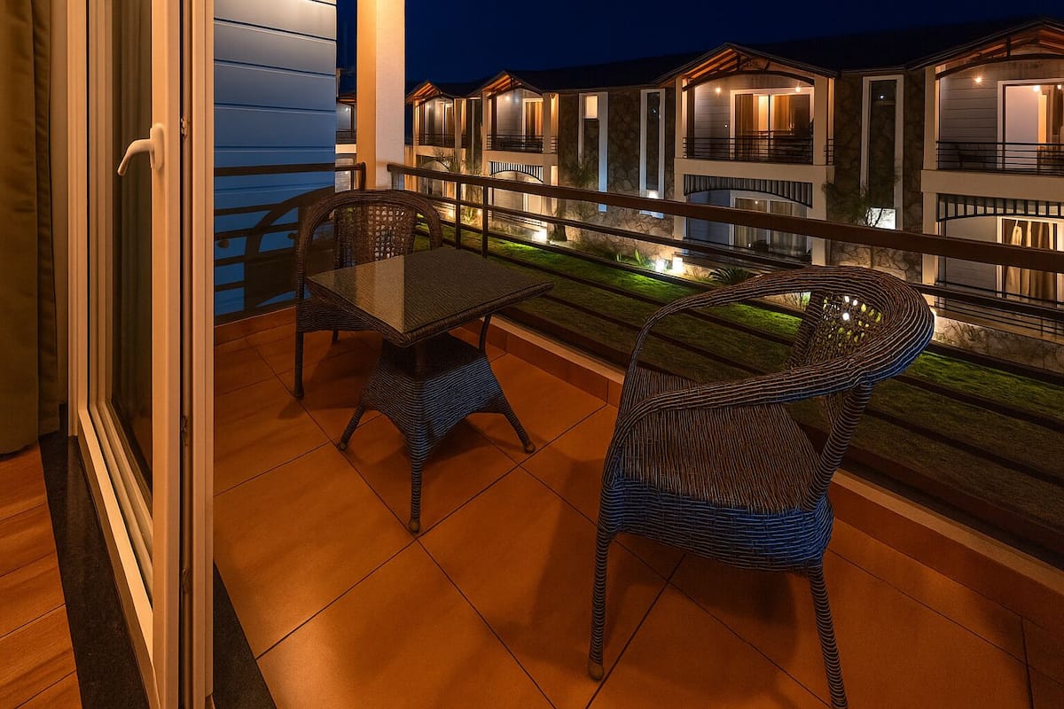 Habitación de lujo, vistas a la piscina | Escritorio, tabla de planchar con plancha, wifi gratis y ropa de cama