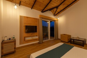 Habitación de lujo, vista a la alberca | Escritorio, tabla de planchar con plancha, wifi gratis y ropa de cama 