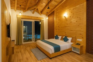 Escritorio, tabla de planchar con plancha, wifi gratis y ropa de cama