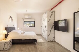 遮光窗帘、熨斗/熨衣板、免费 WiFi