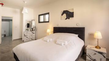 3 kamar tidur, tirai kedap cahaya, dan setrika/meja setrika