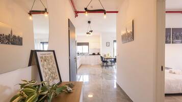 Apartemen, balkon, pemandangan kebun | Area keluarga | Smart TV 60-inci dengan saluran TV kabel