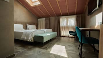 Deluxe Double or Twin Room, Lake View | Hypo-allergenic bedding, in-room safe, desk, laptop workspace