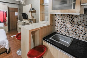 Deluxe Double Room | Private kitchenette - OYO 93933 King's Room (Bekasi)
